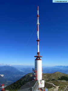 Die Sendeanlage ist ein 167 Meter hoher Hyrbidturm, also ein Stahlmast mit GFK-Antennenzylinder, der auf eine Stahlbetonkonstruktion aufgesetzt wurde. Die Sendeanlage ist 3-fach abgeschirmt. Der Dobratsch ist die höchstgelegene "Großsendeanlage" in Österreich. Gemeinsam mit dem Kahlenberg ist er die höchste und größte Rundfunksendeanlage Österreichs. 