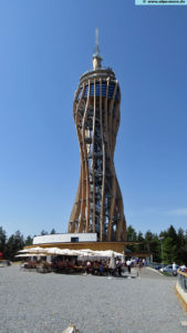 Der Pyramidenkogel ist ein 850 Meter hoher Berg am Südufer des Wörther Sees in Mittelkärnten. In den 1960er Jahren wurde ein Ausssichtsturm mit 54 Meter Höhe errichtet, der sich zu einem beliebten Ausflugsziel in Kärnten entwickelte. 